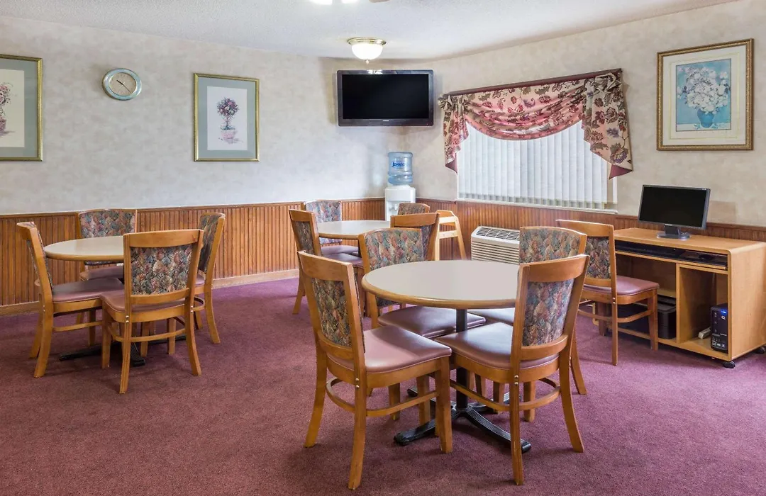 Days Inn & Suites By Wyndham Davenport East-1
