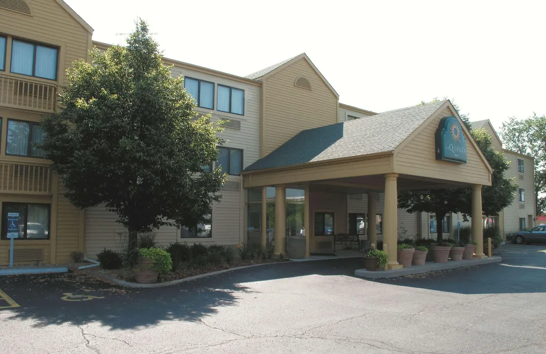 La Quinta Inn & Suites By Wyndham Kansas City North-1