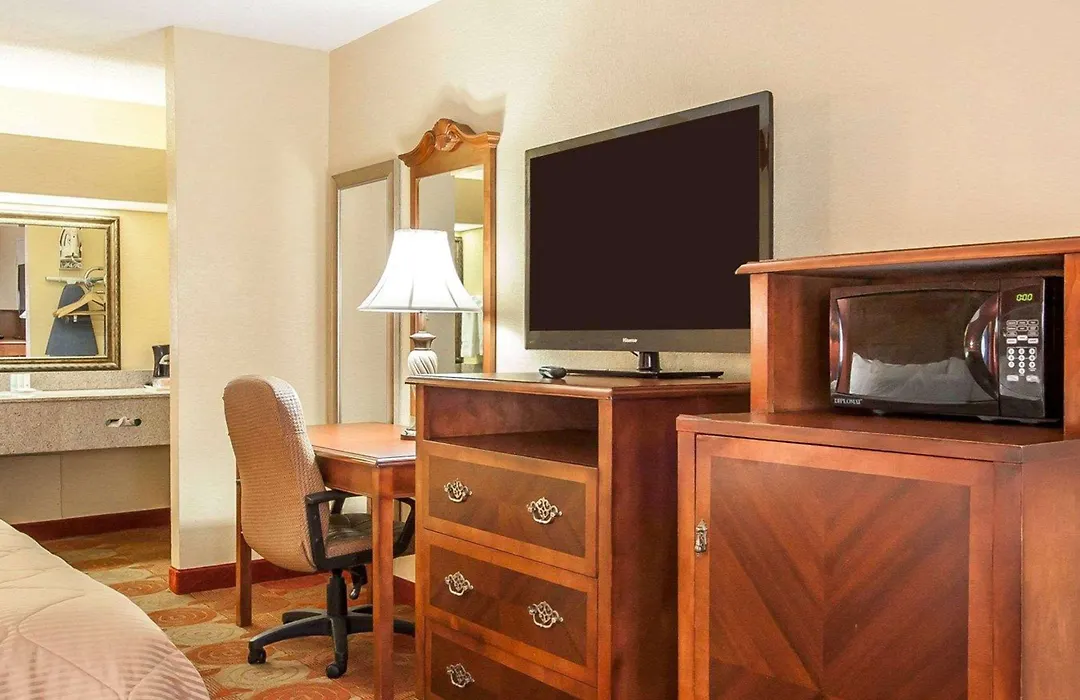 Clarion Inn & Suites University Center-1