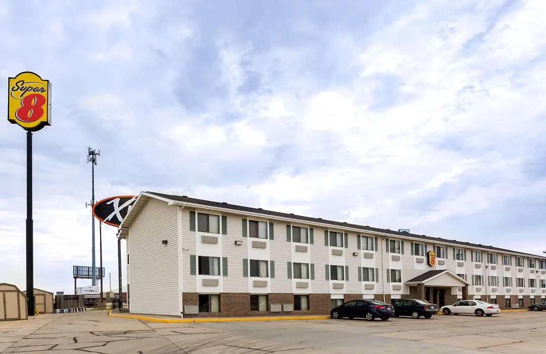 Super 8 By Wyndham Hays Ks-1