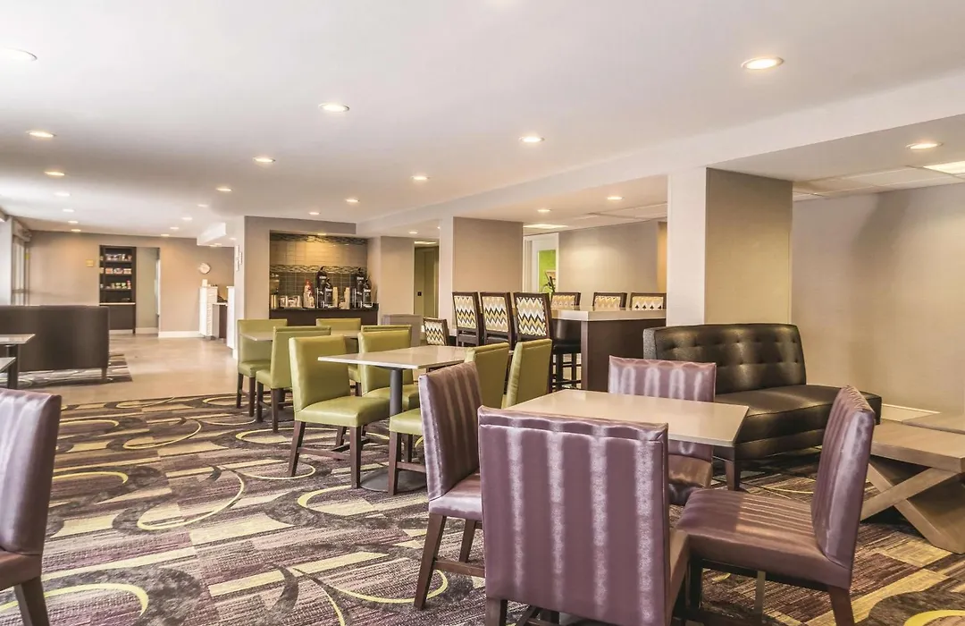 La Quinta Inn & Suites By Wyndham Cleveland - Airport North-1