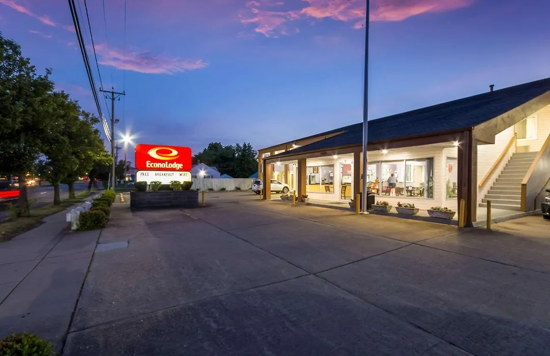 Econo Lodge Little Creek-1