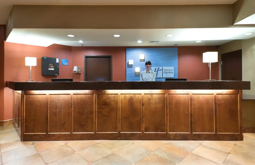 Holiday Inn Express Show Low By Ihg-1