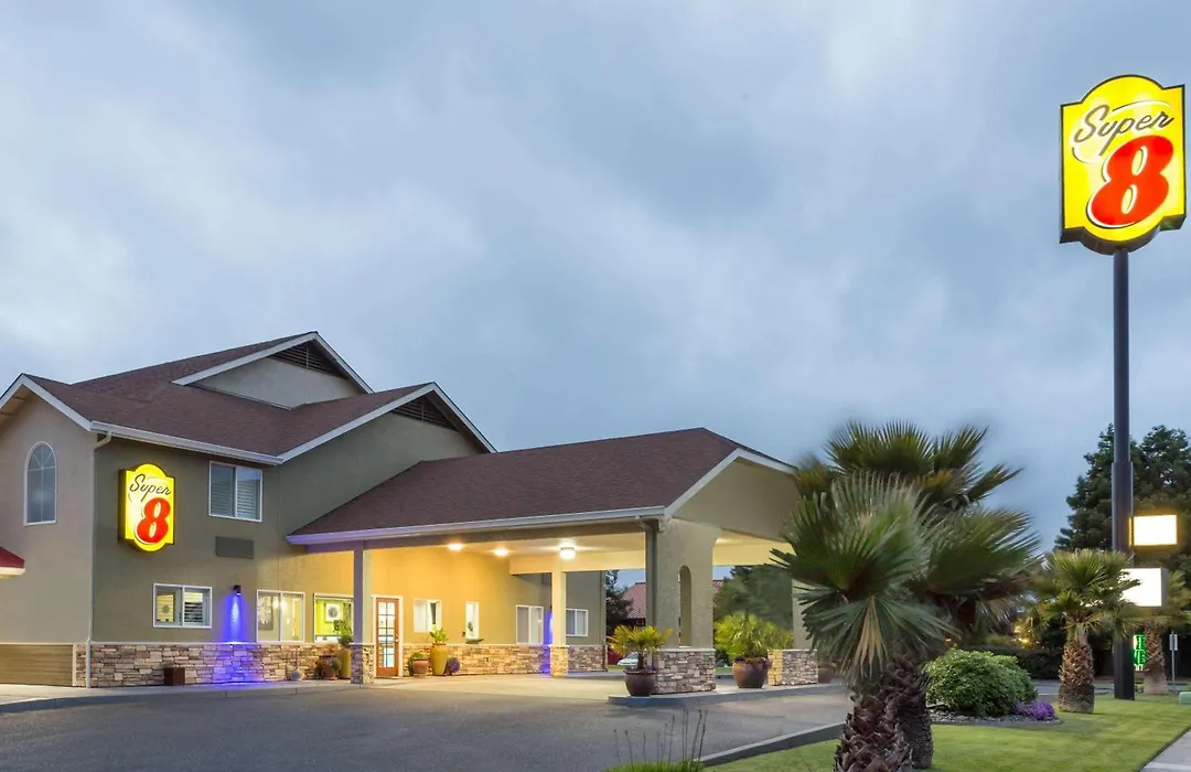Super 8 By Wyndham Fortuna-1