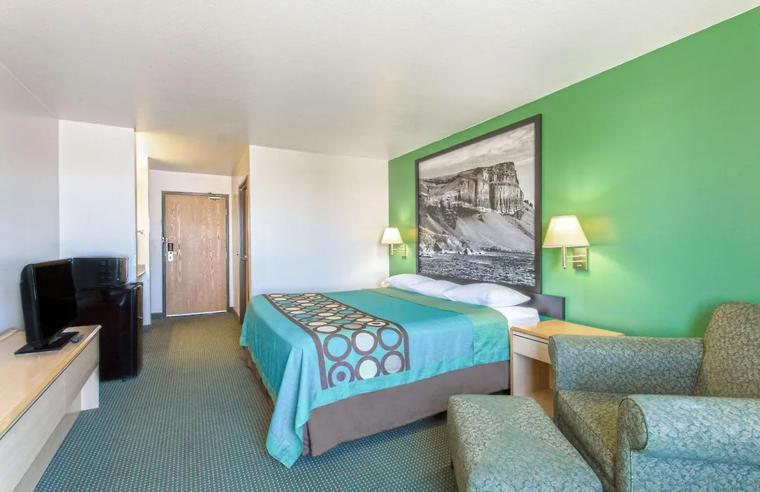 Super 8 By Wyndham Heyburn-1