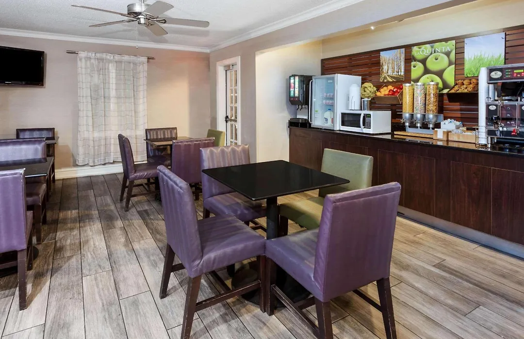 La Quinta Inn By Wyndham Laredo I-35-1