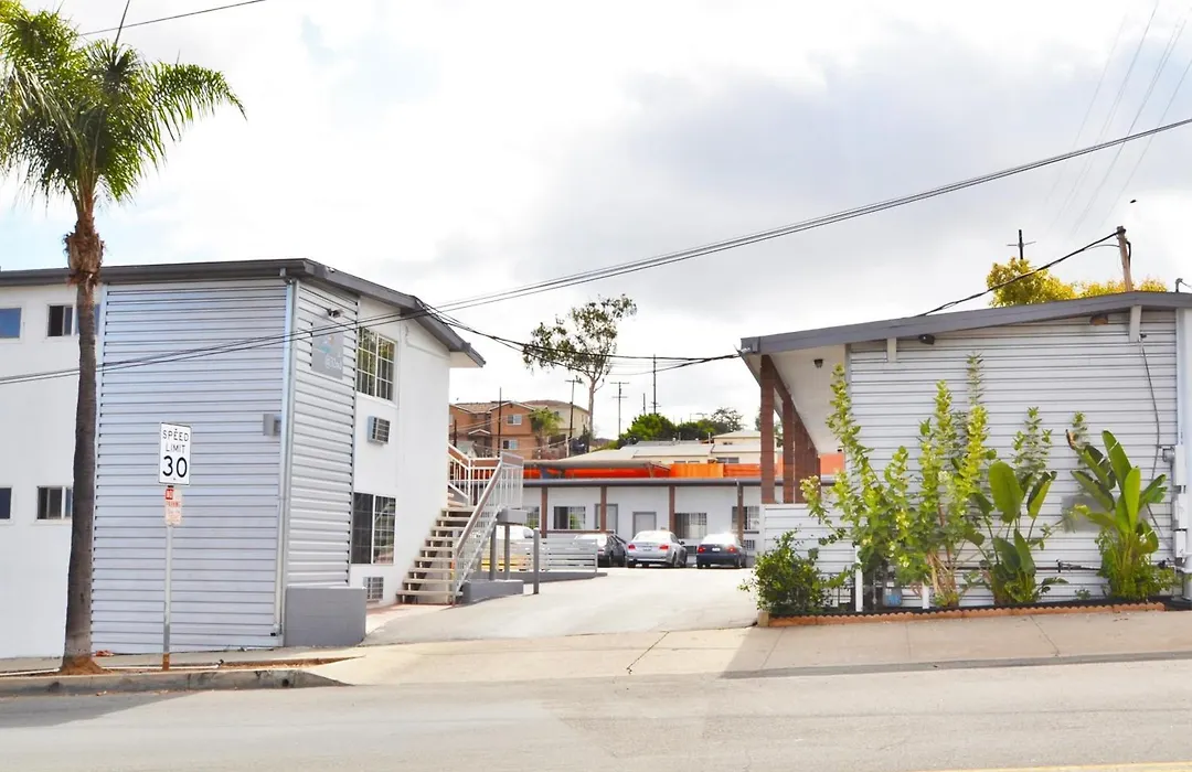Lodge At 32Nd-1