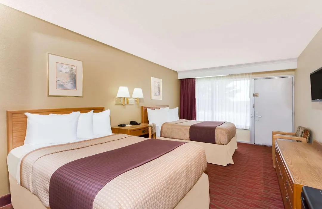 Days Inn By Wyndham Staunton-1