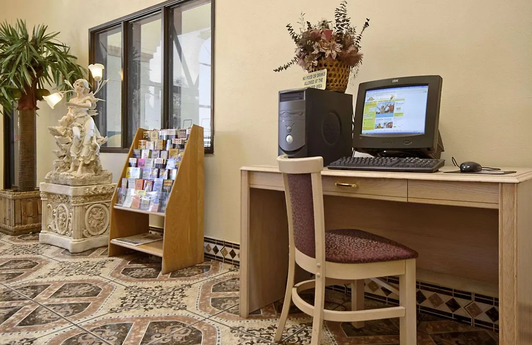 Days Inn By Wyndham Carlsbad-1