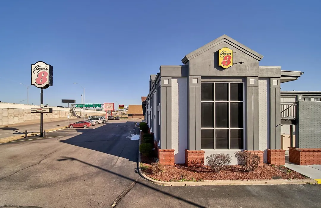 Super 8 By Wyndham Wichita Airport West Kellogg-1