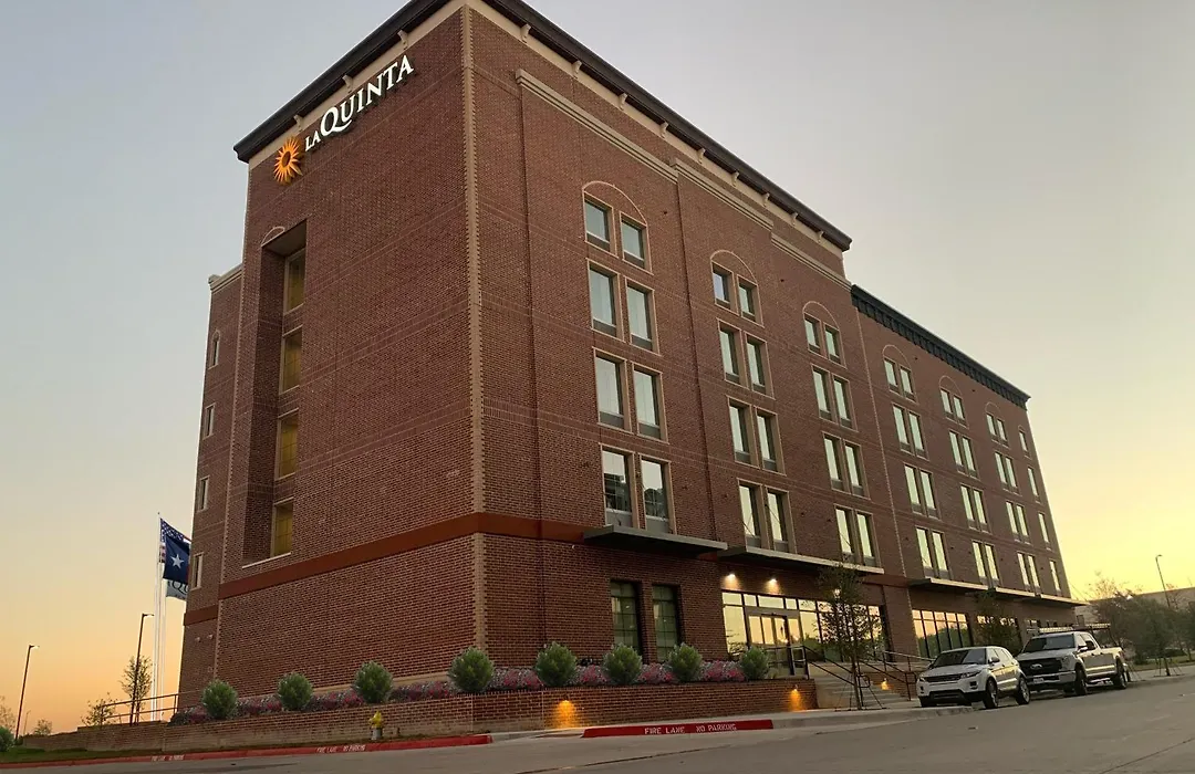 La Quinta Inn & Suites By Wyndham Dallas - Frisco Stadium-1