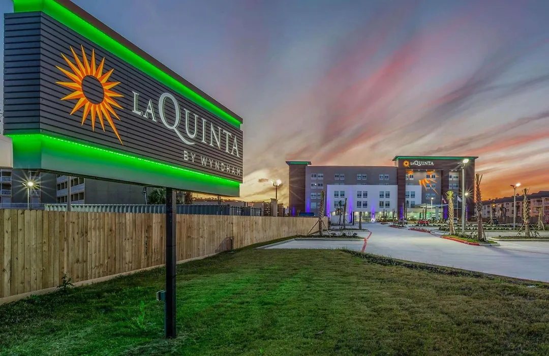 La Quinta Inn & Suites By Wyndham Galveston West Seawall-1
