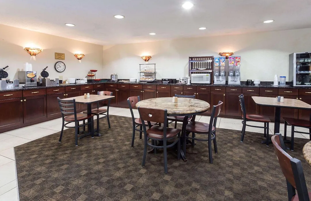 Ramada By Wyndham Bettendorf-1