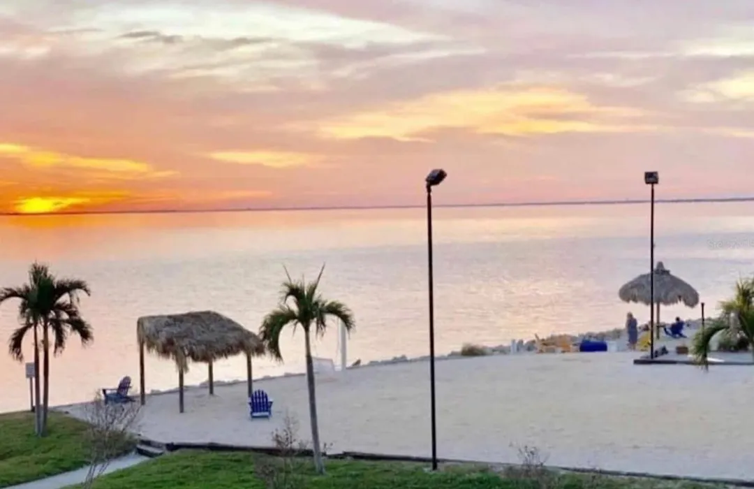 Condo Less Than 5 Min From Airport With Sunset Views-1