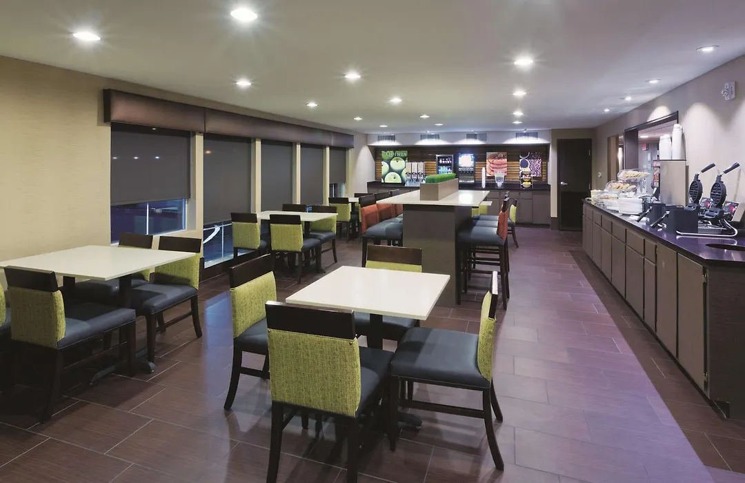 La Quinta Inn & Suites By Wyndham Lv Tropicana Stadium-1