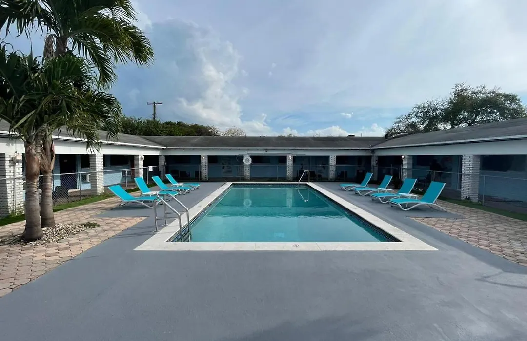Hollywood Gardens Inn & Suites-1