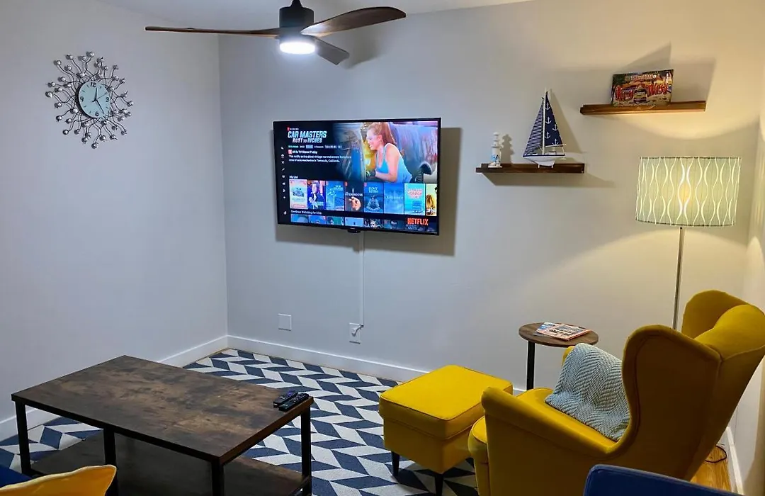 Chic 2 Bedroom Condo 300 Steps From Duval St-1