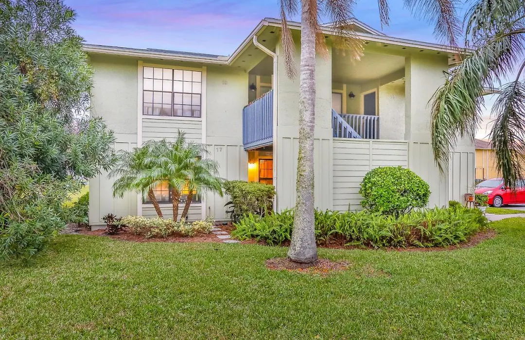 Colorful Condo W/Shared Pool, Free Wifi, Central A/C - Blocks From The Beach-1