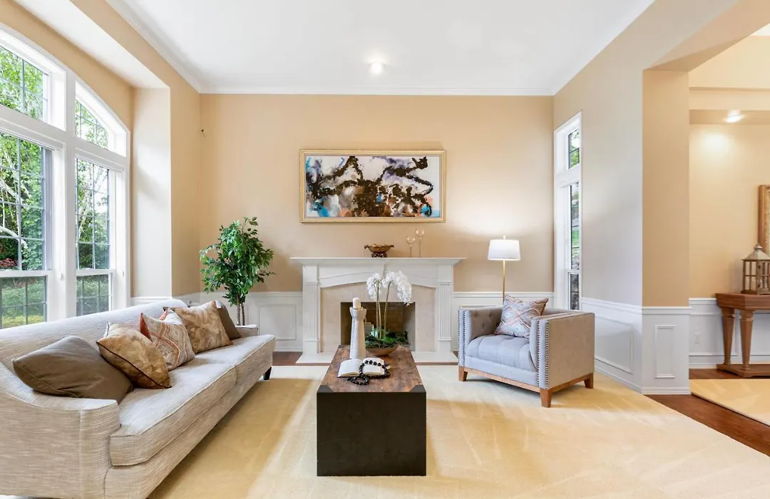 Upscale Beautiful House In Bellevue, Wa-1