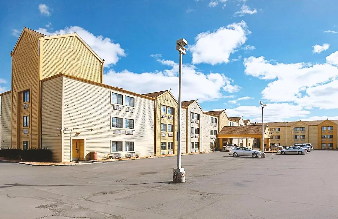 Quality Inn & Suites Milwaukee-1