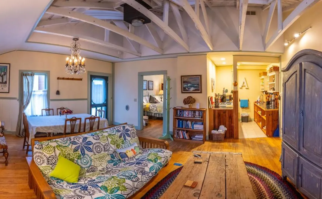 Clementine'S Guest House & Vacation Rentals-1