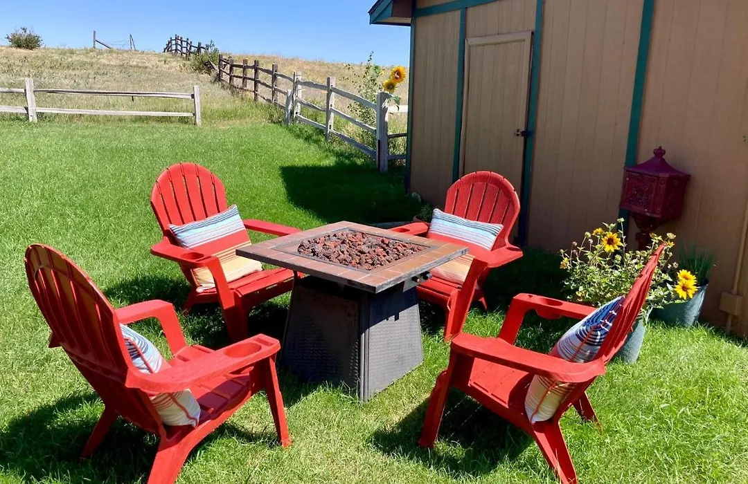 Yellowstone Cattle Baron Ensuite, Private Entrance & Parking - Prairie Rose B&B-1