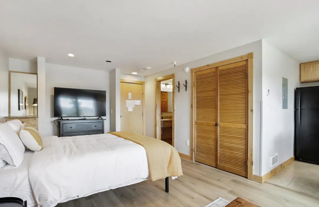 Studio @ The Village W/Incredible Views~Sleeps 4-1