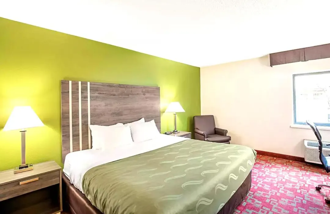 Norwood Inn & Suites Milwaukee-1
