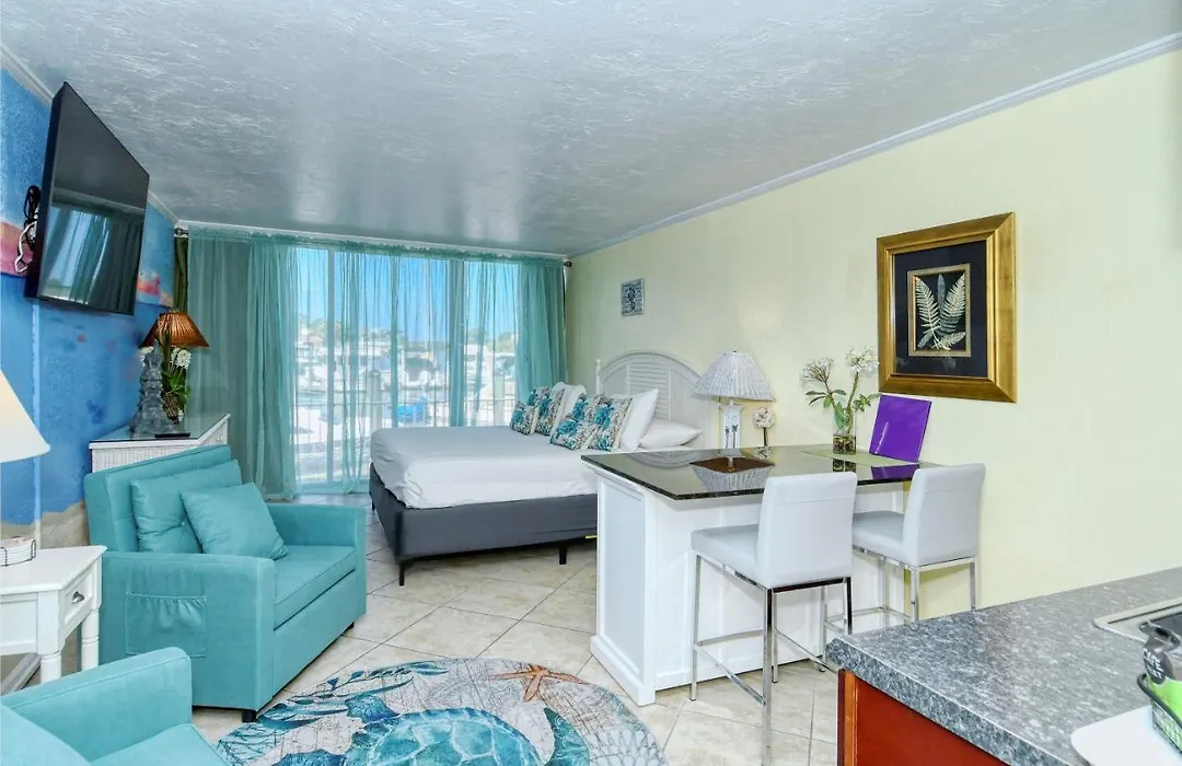 Waterfront Room, Heated Pool, Tiki Bar & Grill-1