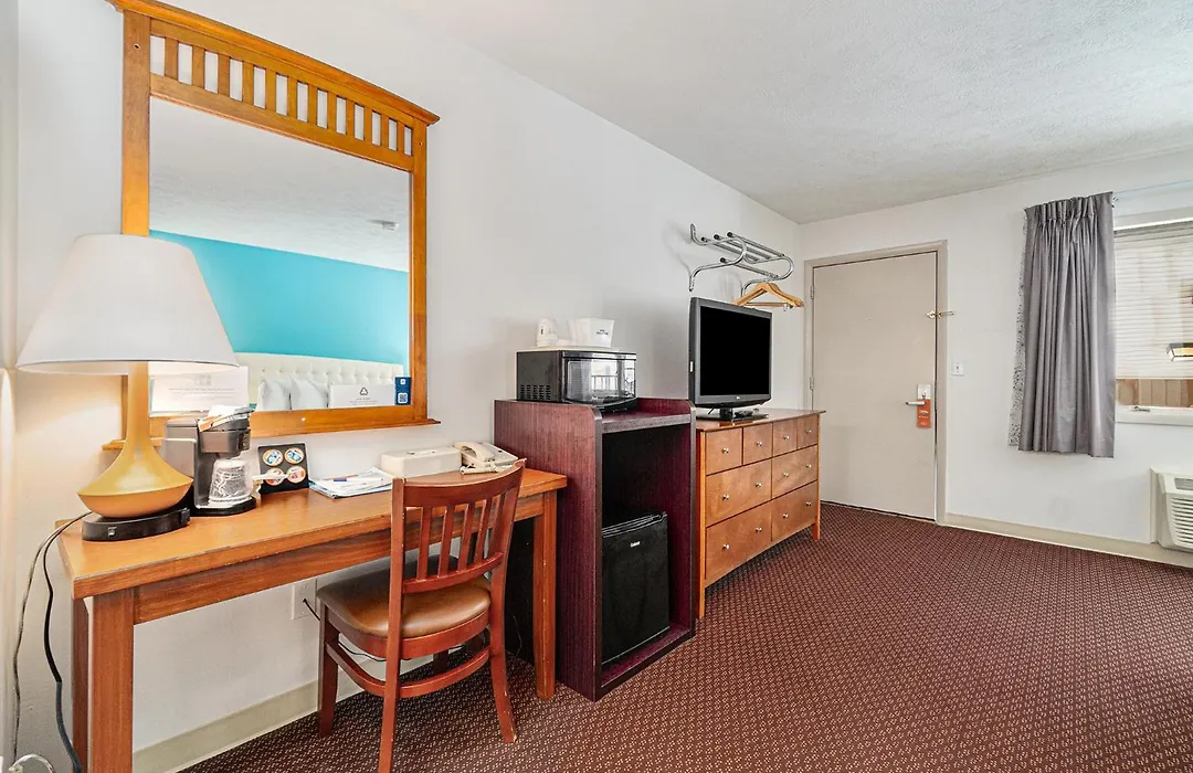 Howard Johnson By Wyndham Traverse City-1