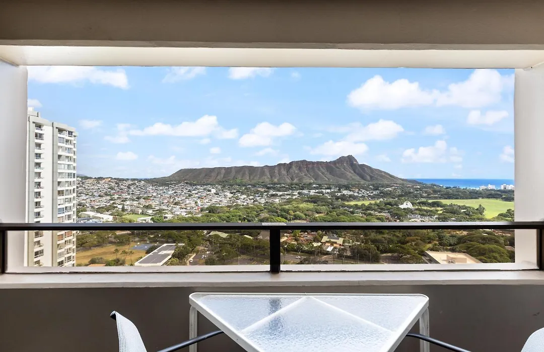 Spectacular Ocean & Diamond Head View 2 Bedroom Condo With Free Parking!-1