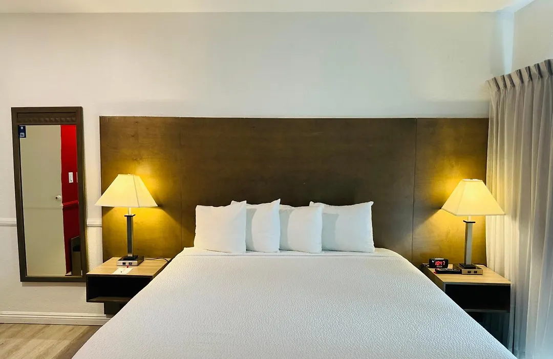 Ramada By Wyndham San Diego Airport-1