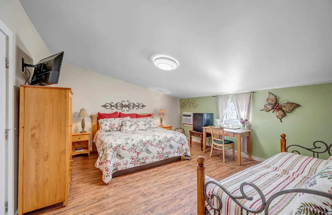 Full Moon Inn-1