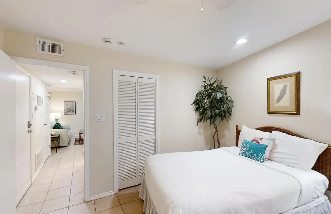 La Internacional Condominiums #210-1