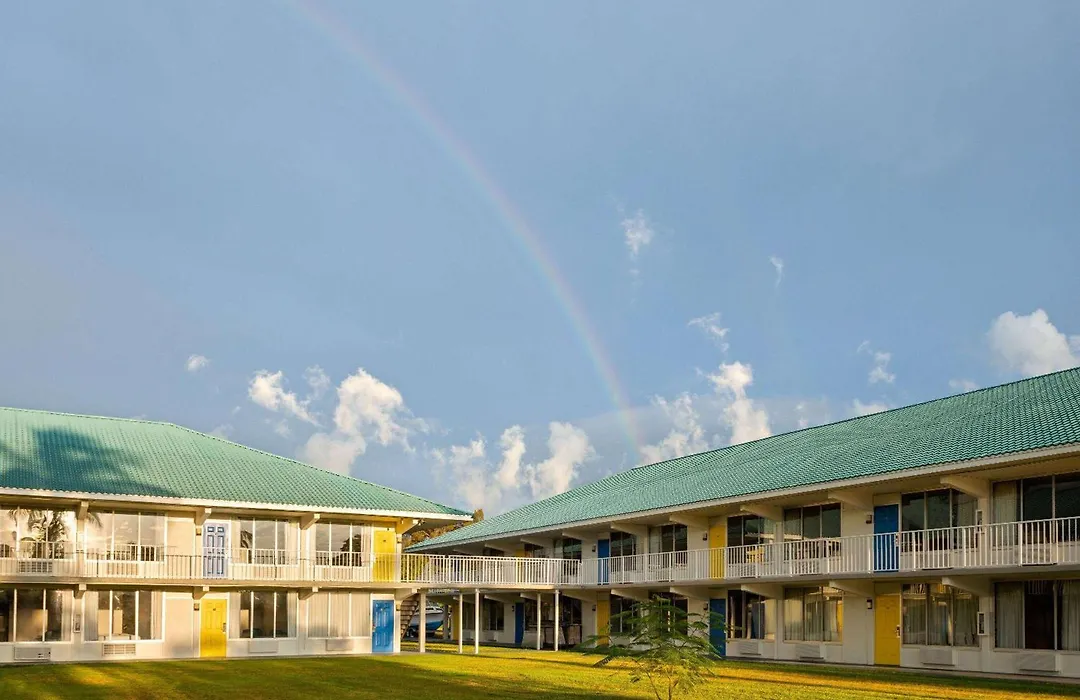 Days Inn & Suites By Wyndham Fort Pierce Midtown-1