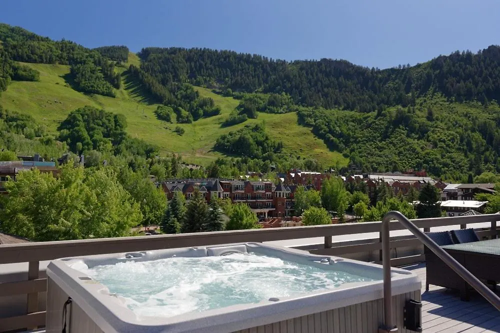 Independence Square 213, Spacious Hotel Room With 2 Queen Beds, Wet Bar, And Sitting Area-1