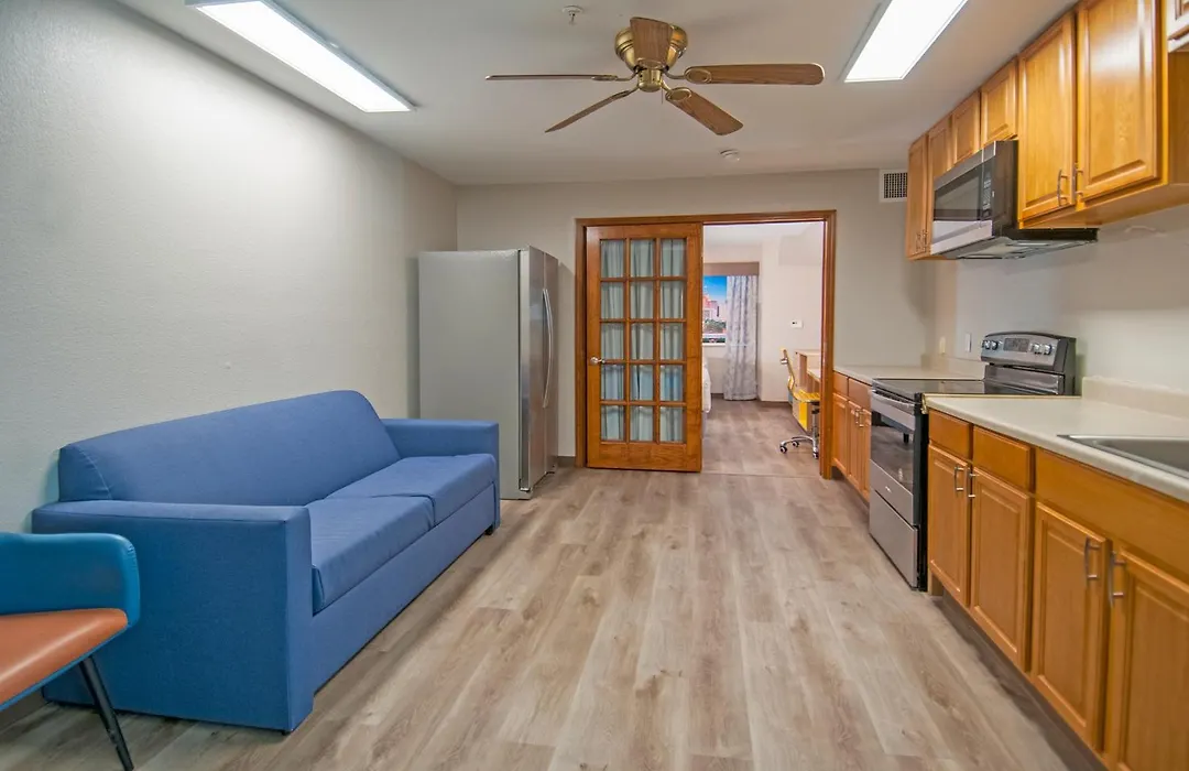Days Inn & Suites By Wyndham San Antonio North/Stone Oak-1