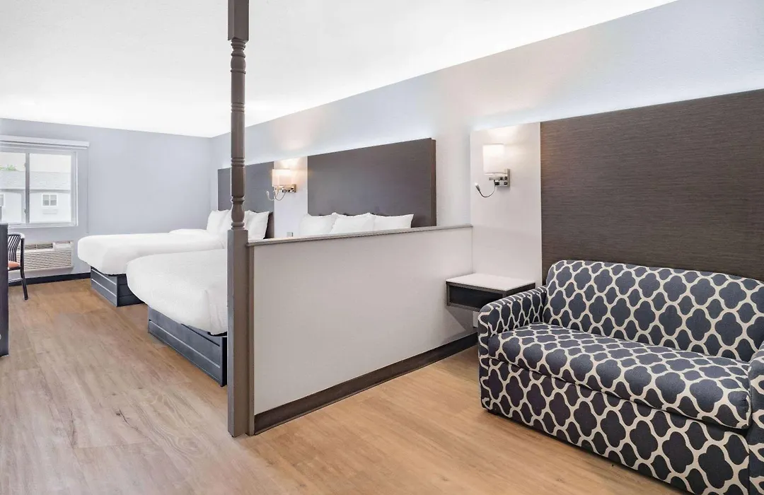 Days Inn & Suites By Wyndham Niagara Falls/Buffalo-1