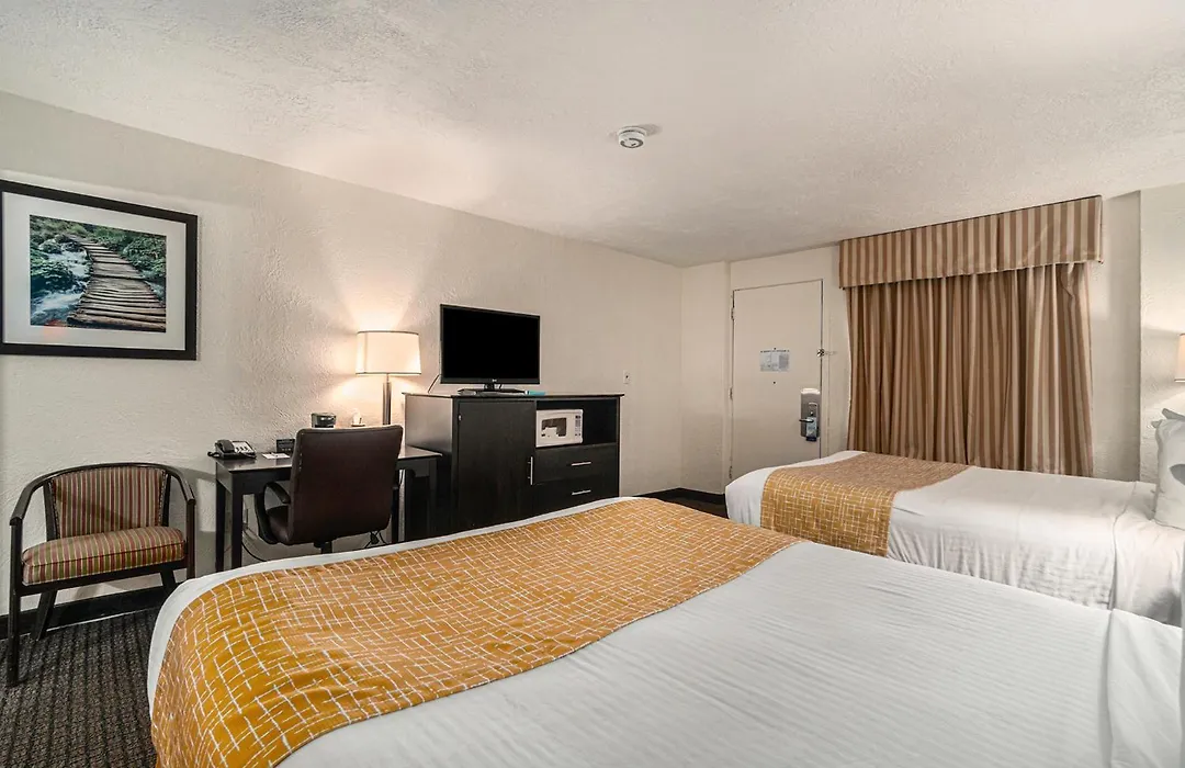 Travelodge By Wyndham Traverse City Mi-1