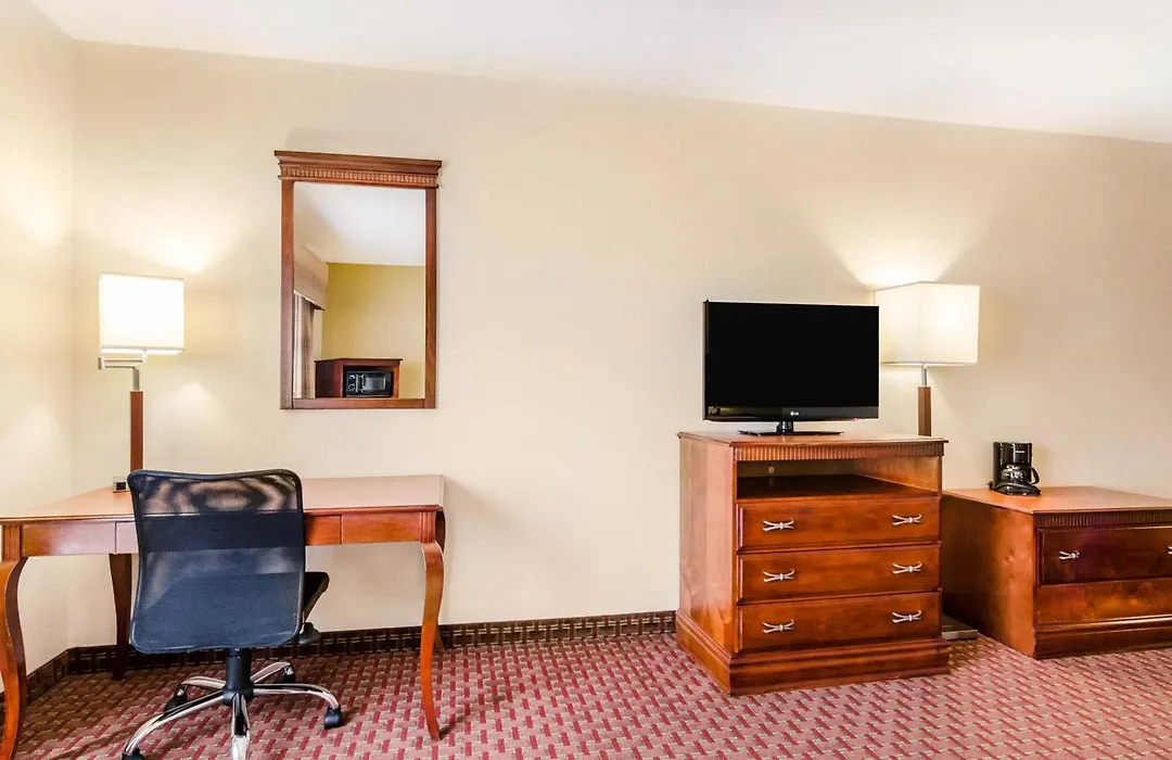 Quality Inn & Suites Carthage Near Precious Moments Chapel-1