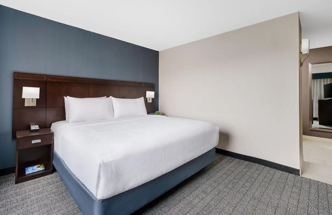 Courtyard By Marriott Manchester-Boston Regional Airport-1