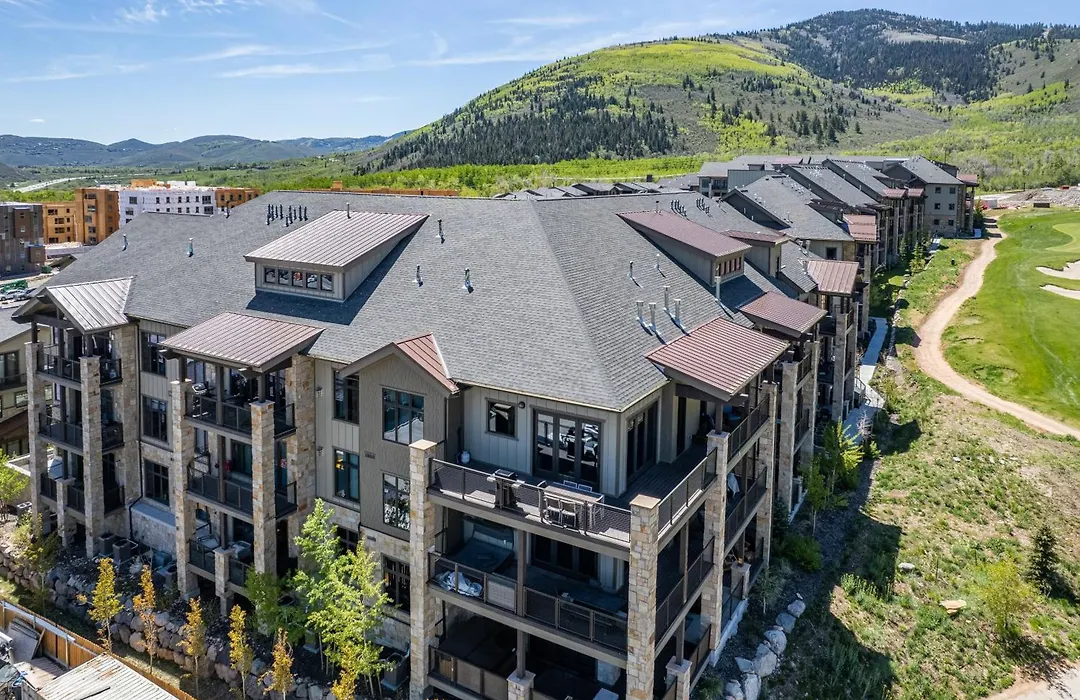 Blackstone Luxury 2Br, Walk To Skiing At Cabriolet, Mountain View, Shared Pool And Hot Tub, Gym-1