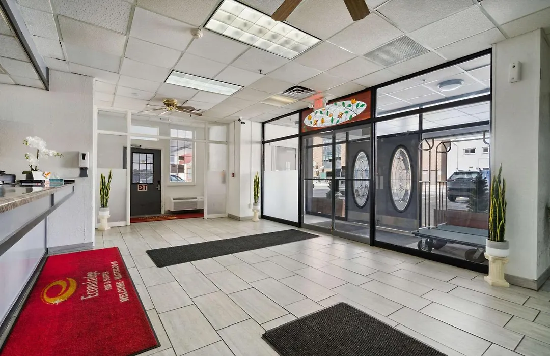 Econo Lodge Inn & Suites Waterloo Downtown-1