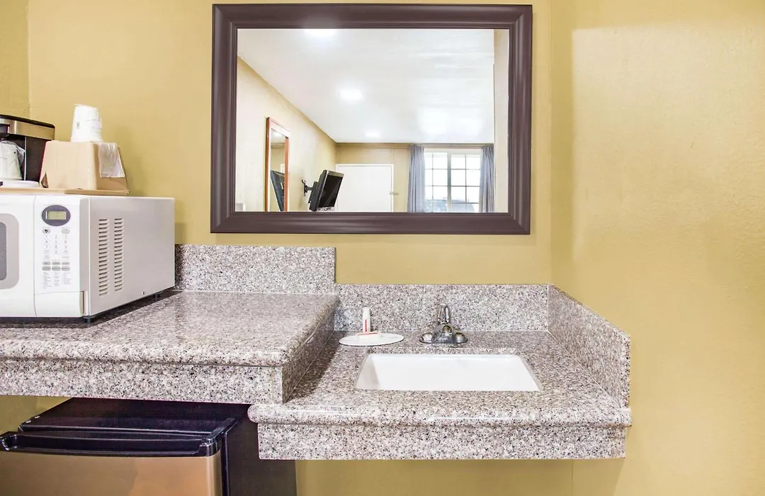 Super 8 By Wyndham Redlands/San Bernardino-1