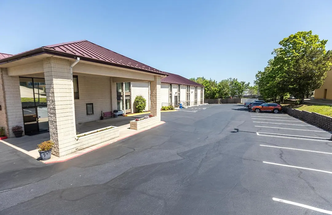 Super 8 By Wyndham Branson Andy Williams Theatre-1