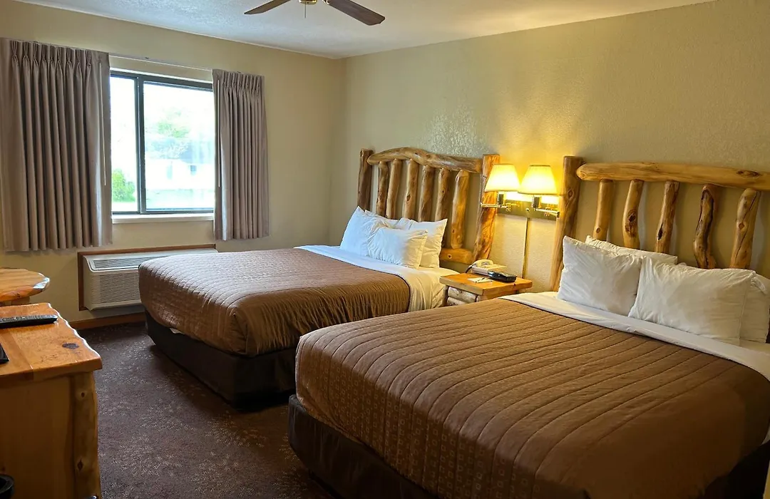 Super 8 By Wyndham Bridgeview Of Mackinaw City-1