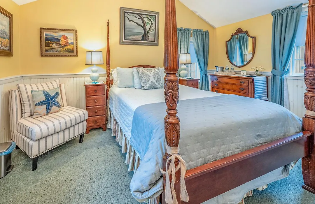 Holiday Guest House Bed & Breakfast-1
