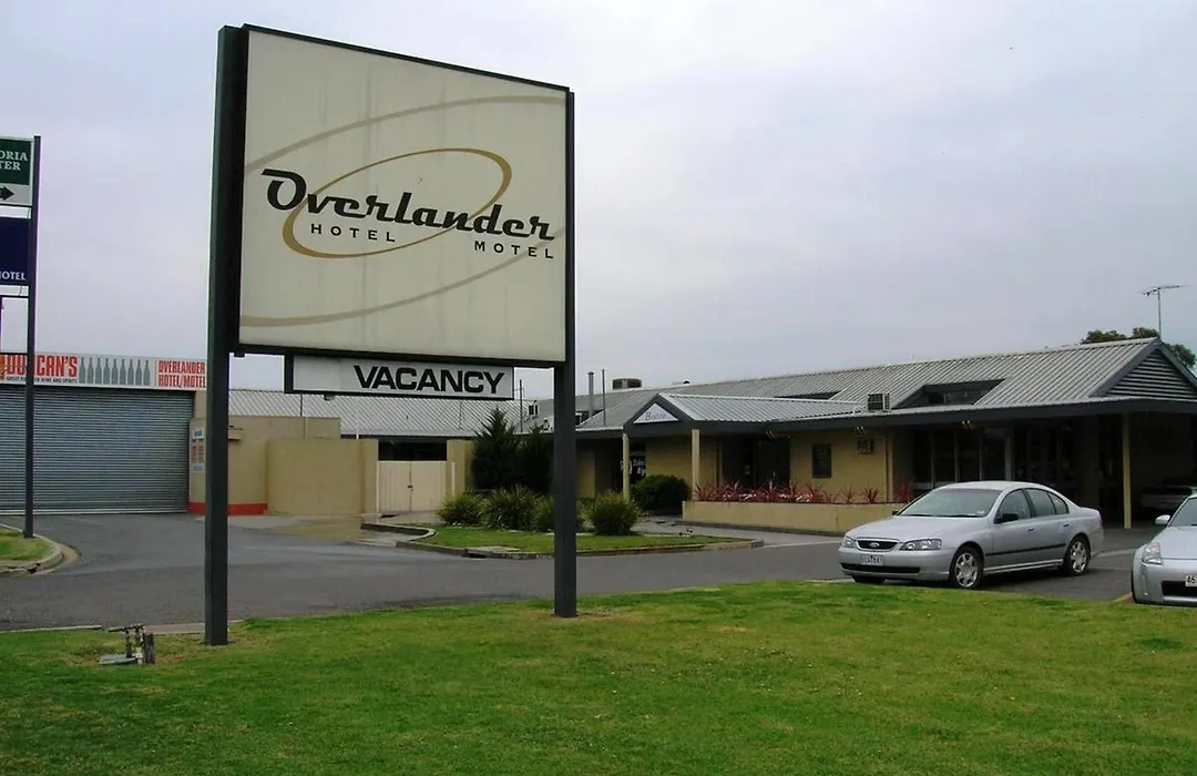 Overlander Hotel Motel-1