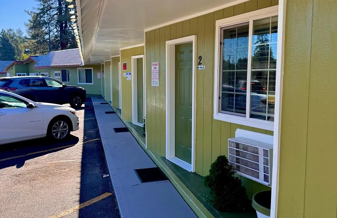 Chalet Motel - Affordable Stay In Central Bend-1