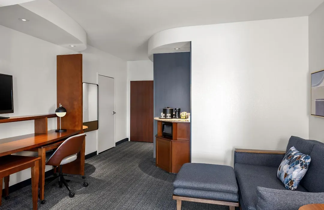Courtyard By Marriott Evansville East-1